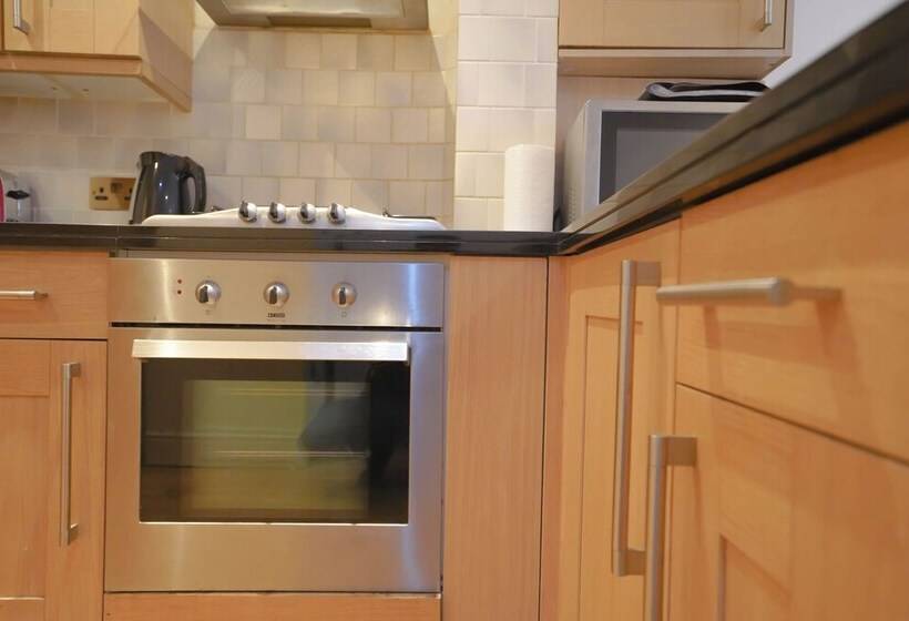 Lovely 2 Bed Apartment In London