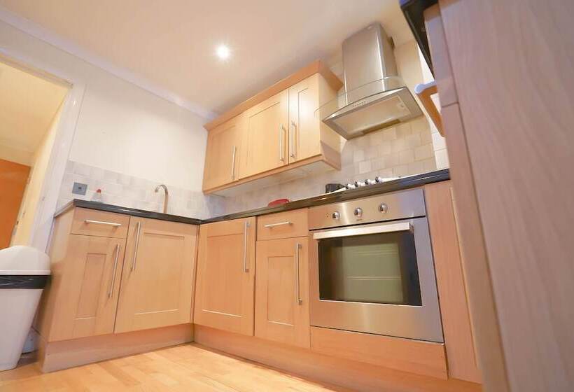 Lovely 2 Bed Apartment In London