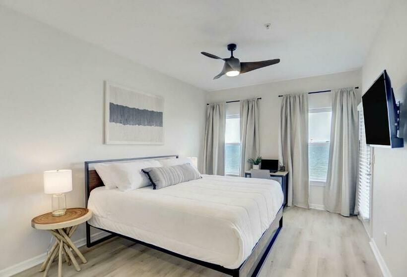 Newly Renovated Waterfront Condo With Sunset Views