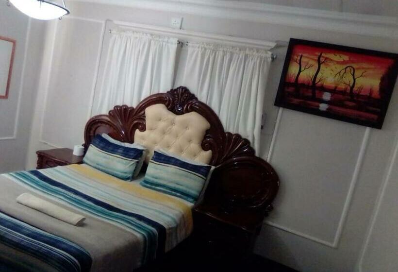 פנסיון Marcilee Guesthouse