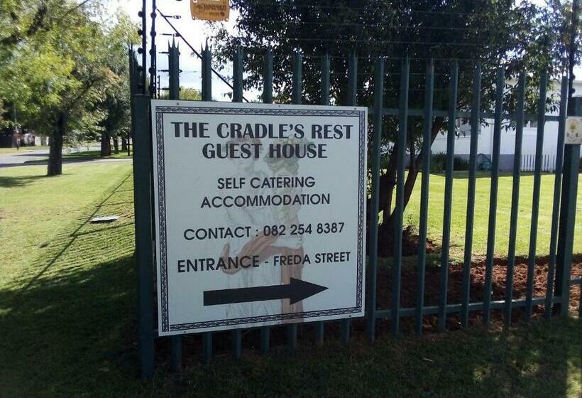 ペンション The Cradle S Rest Guest House