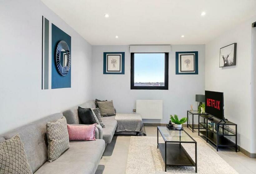 Stunning Chelmsford Penthouse With Balcony