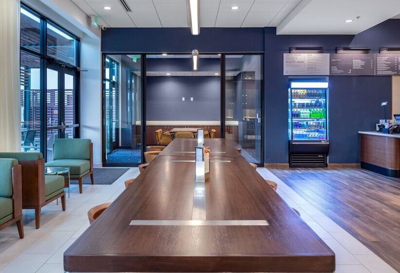 בית מלון כפרי Courtyard By Marriott Conway