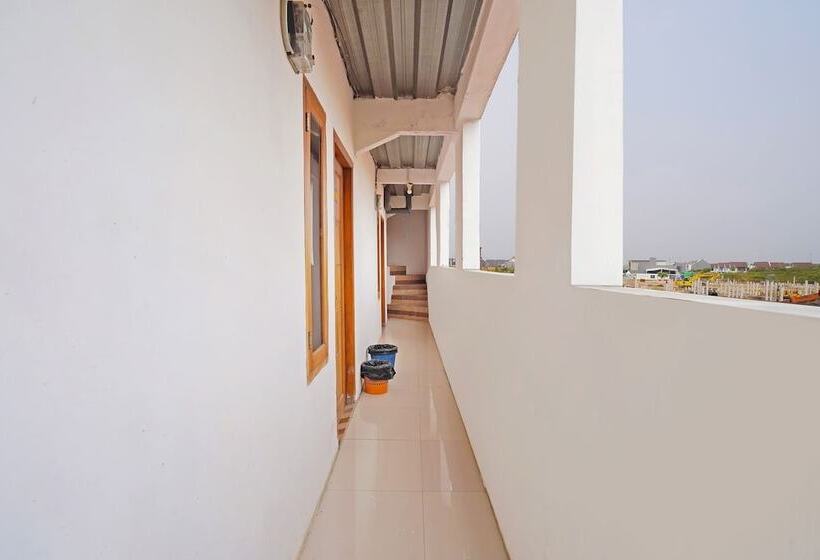 ホテル Spot On 91557 Biring Residence