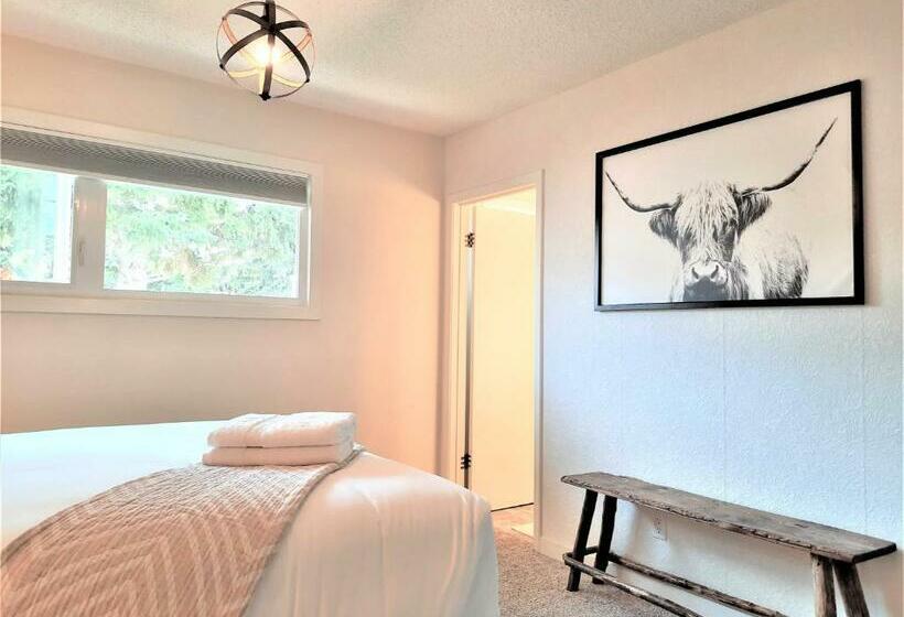 Luxury Home By North Glenmore Park