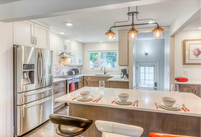 Luxury Home By North Glenmore Park