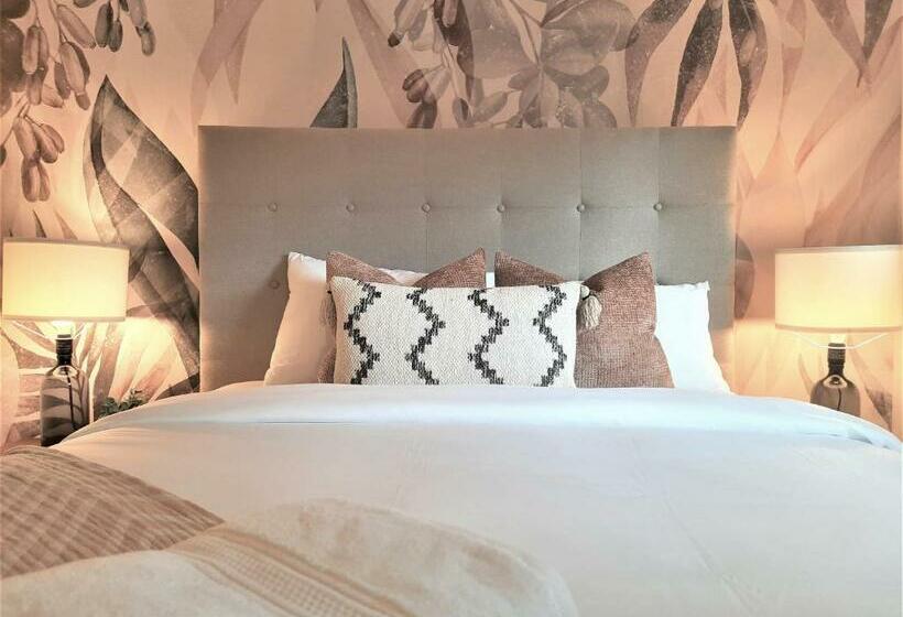 Luxury Home By North Glenmore Park