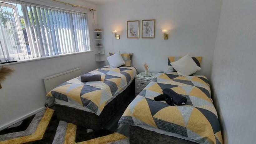 پانسیون Glamorous Room With Wifi And Netflix