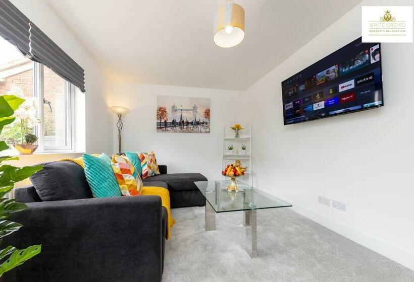 Contractors Accommodation 3bed 2bath House Free Off Street Parking For 2 Cars Wifi Stevenage Hertfor