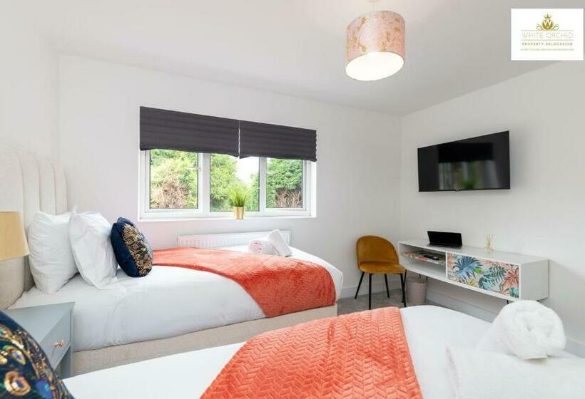 Contractors Accommodation 3bed 2bath House Free Off Street Parking For 2 Cars Wifi Stevenage Hertfor