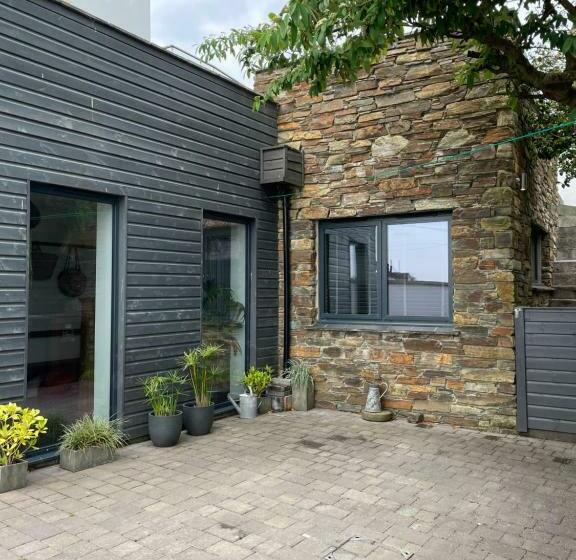 Beautiful Townhouse With Parking Sleeps 6