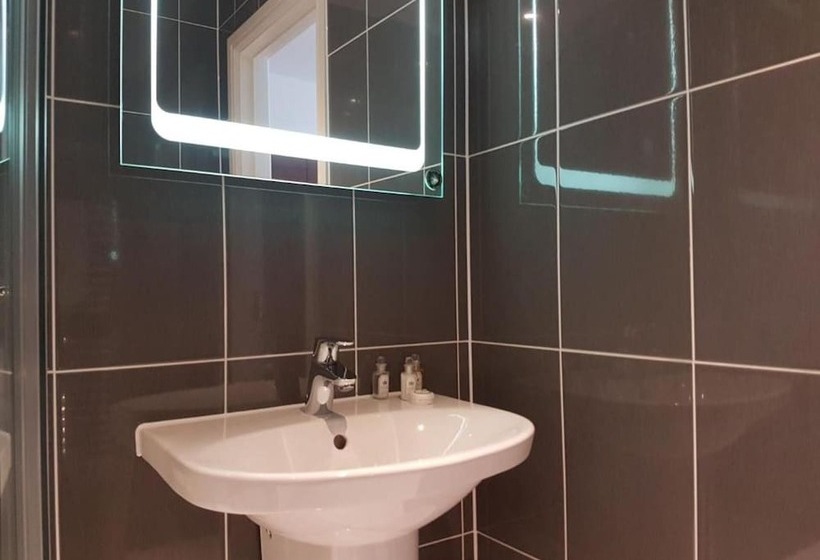 Captivating 2 Bed Apartment In Brentwood