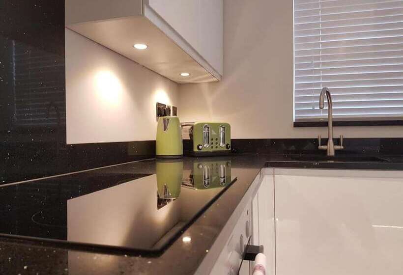 Captivating 2 Bed Apartment In Brentwood