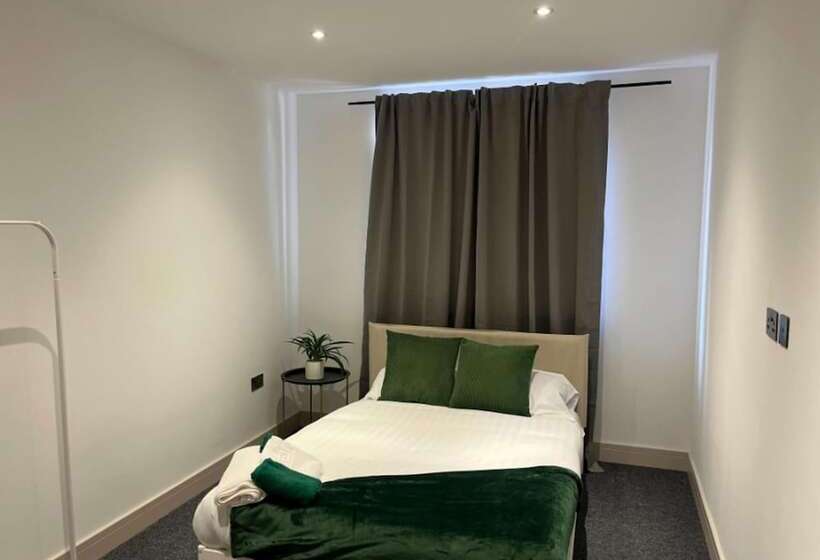 Captivating 2 Bed Apartment In Brentwood