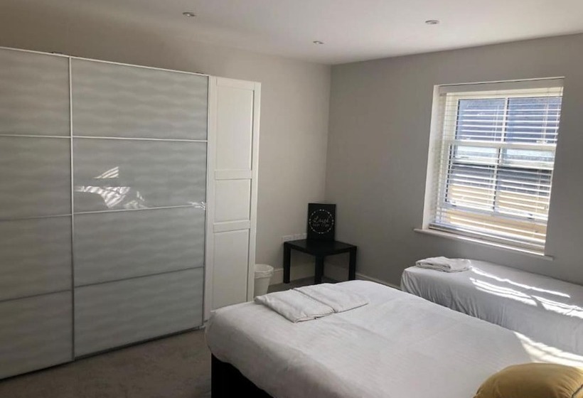 Captivating 2 Bed Apartment In Brentwood