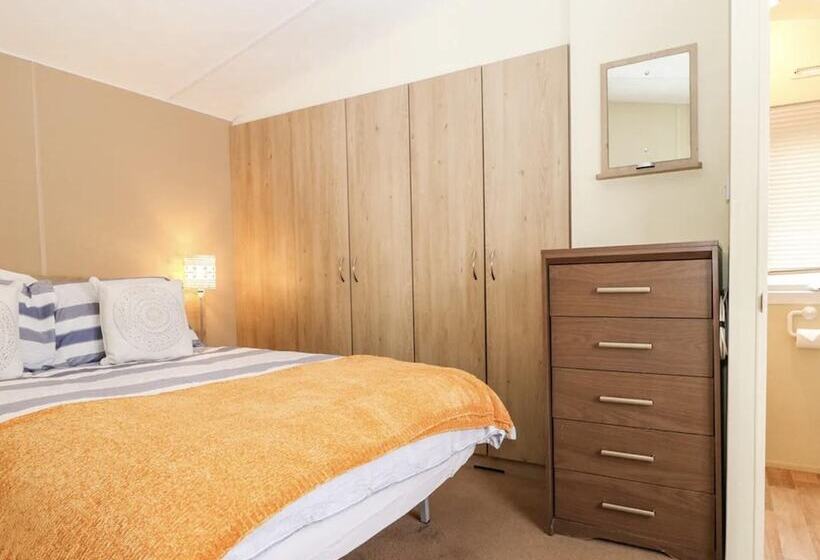 Charming And Peaceful 2 Bed Chalet In Hampshire