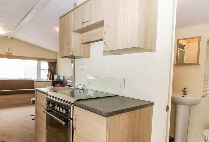 Charming And Peaceful 2 Bed Chalet In Hampshire