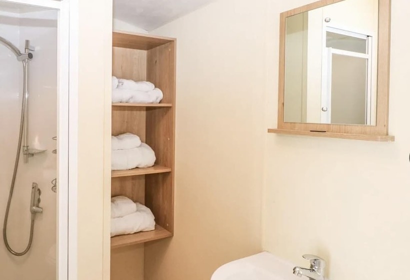 Charming And Peaceful 2 Bed Chalet In Hampshire