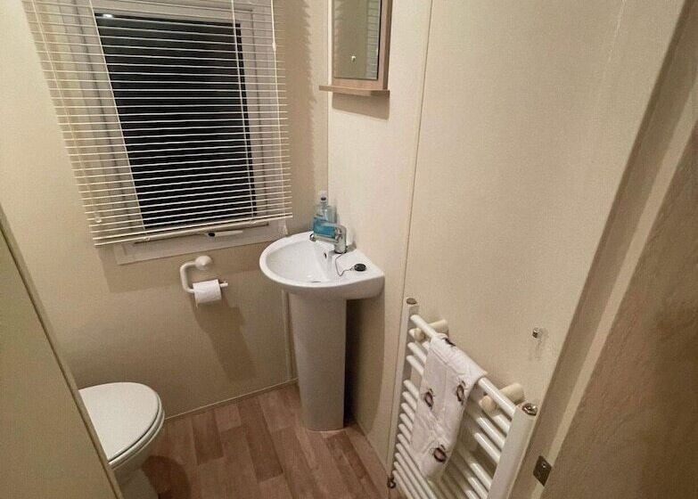 Charming And Peaceful 2 Bed Chalet In Hampshire