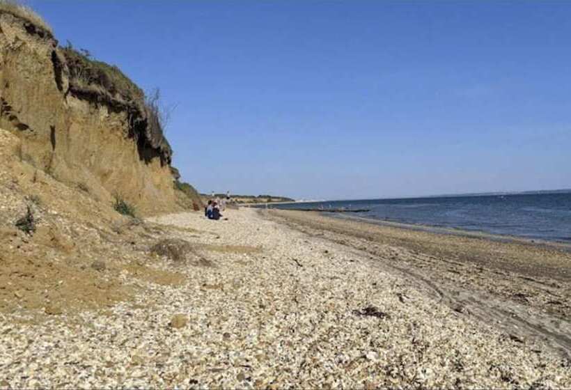 Charming And Peaceful 2 Bed Chalet In Hampshire