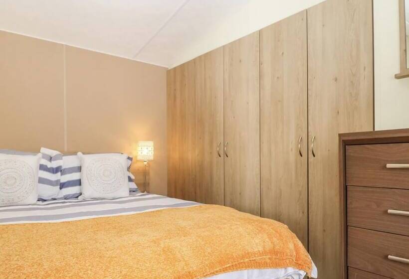 Charming And Peaceful 2 Bed Chalet In Hampshire