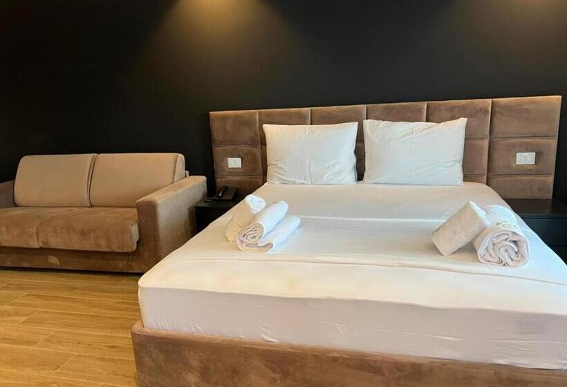 فندق Leon Beach Front