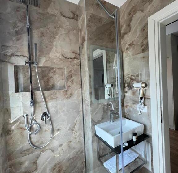 בית מלון כפרי Leon   Beach Front