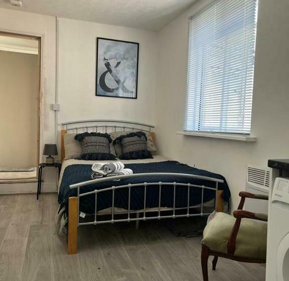 פנסיון Kingston Studio Flat