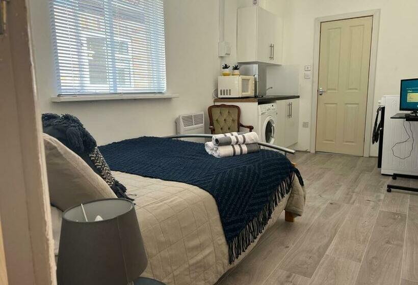 פנסיון Kingston Studio Flat