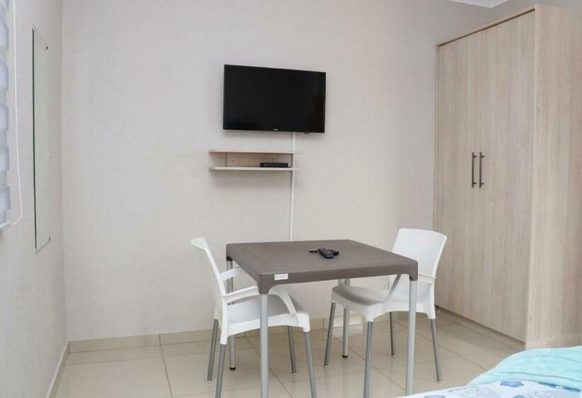 פנסיון Thomsons Lodge