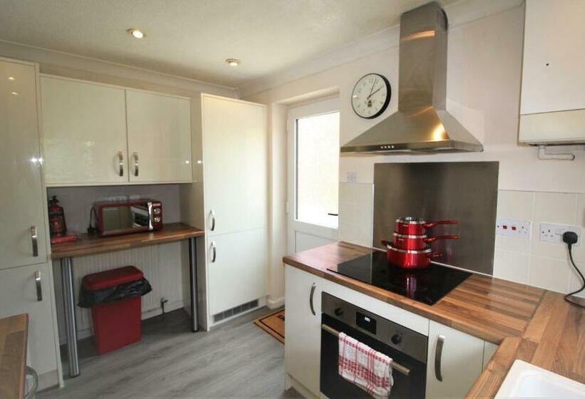 3 Bed House Garden & Parking Quiet Cul De Sac