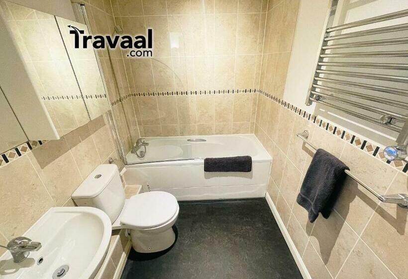 Travaal.©om 2 Bed Serviced Apartment Farnborough
