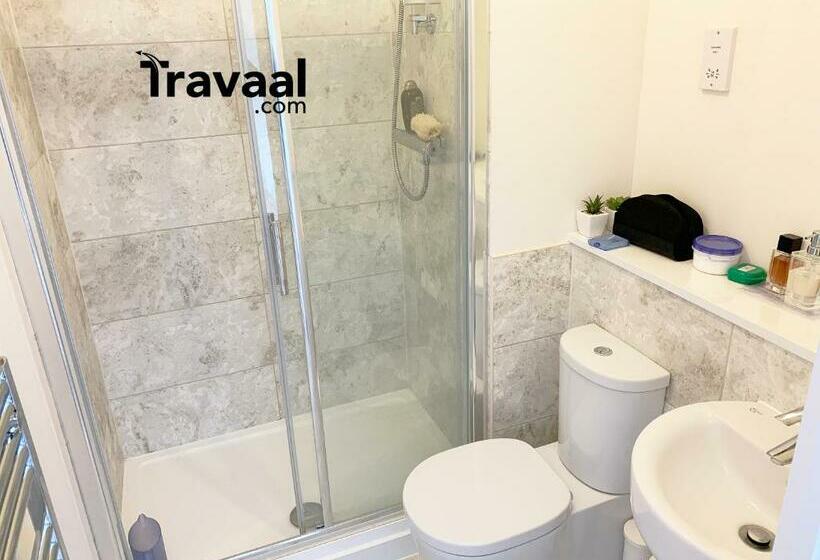 Travaal.©om 2 Bed Serviced Apartment Farnborough