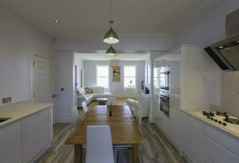 Wellington View: Ground Floor Apartment With Sea Views And Garden