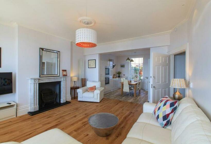 Wellington View: Ground Floor Apartment With Sea Views And Garden