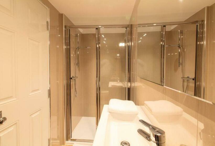 Wellington View: Ground Floor Apartment With Sea Views And Garden