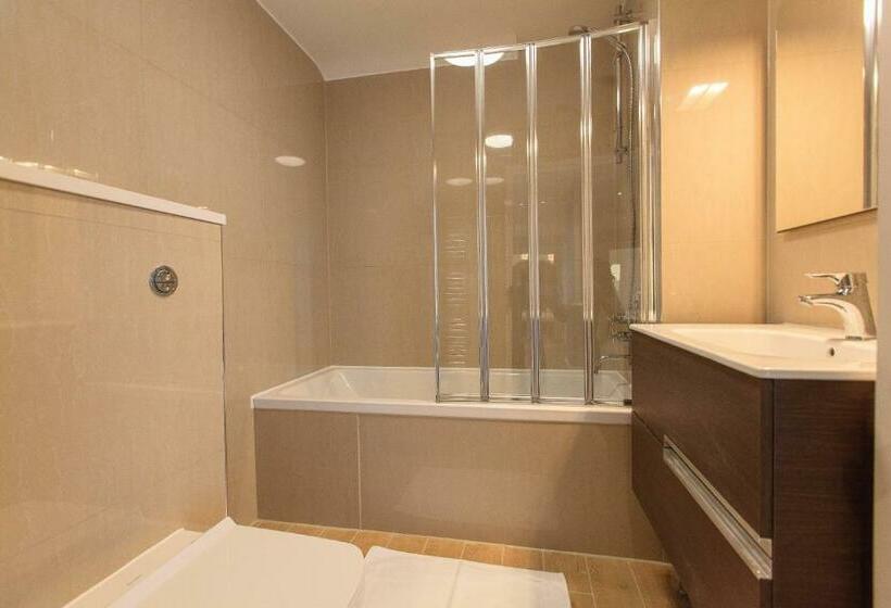 Wellington View: Ground Floor Apartment With Sea Views And Garden