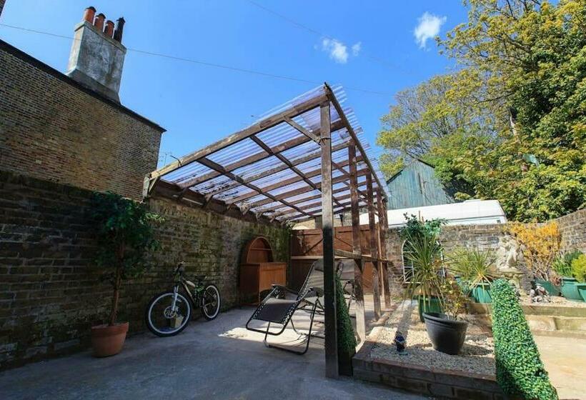 Wellington View: Ground Floor Apartment With Sea Views And Garden