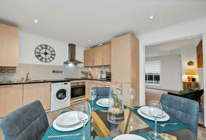 10 St Edmundsbury Mews