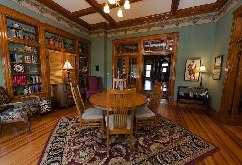 فندق صغير Captain Henderson House