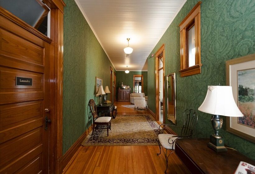 فندق صغير Captain Henderson House