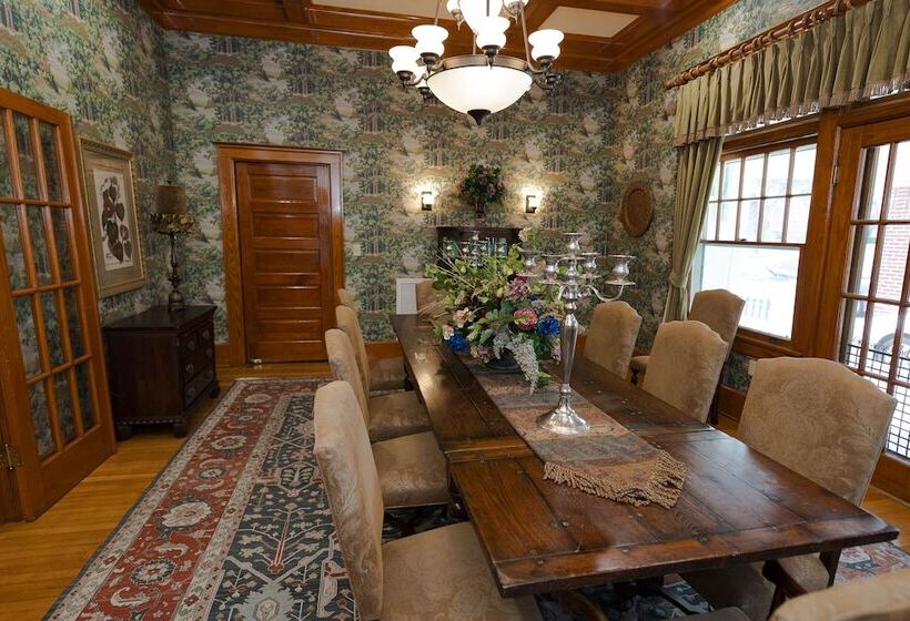 فندق صغير Captain Henderson House