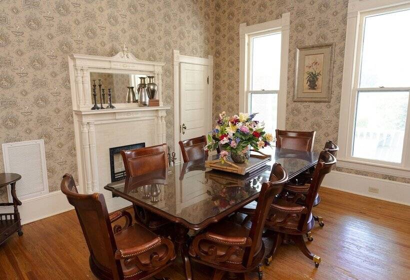 فندق صغير Captain Henderson House