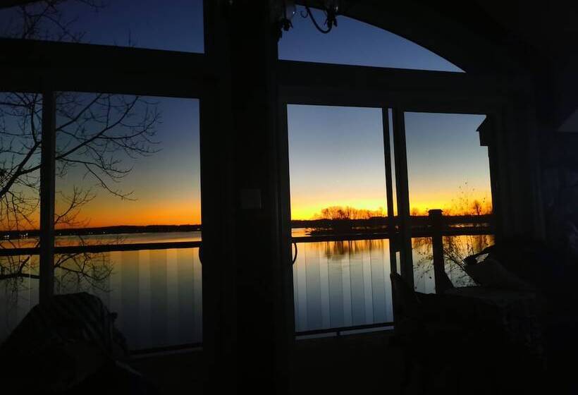 Chalet Chaleureux Sur Le Bord De Leau Naviguable