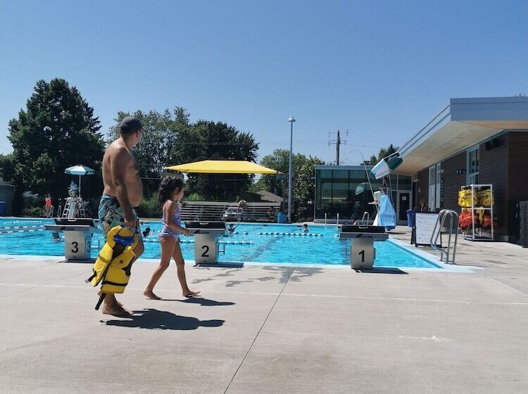 Chalet Chaleureux Sur Le Bord De Leau Naviguable
