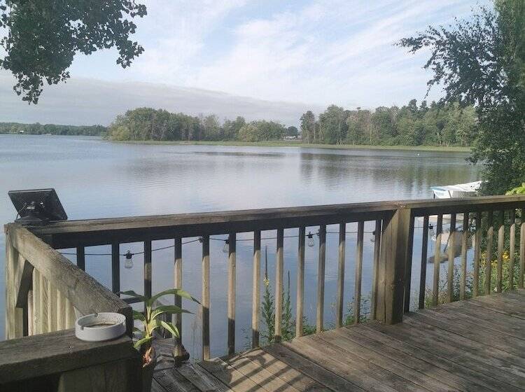 Chalet Chaleureux Sur Le Bord De Leau Naviguable