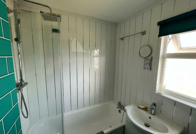 Chalet 319, Hemsby   Two Bed Chalet, Sleeps 5, Pet Friendly, Bed Linen And Towels Included