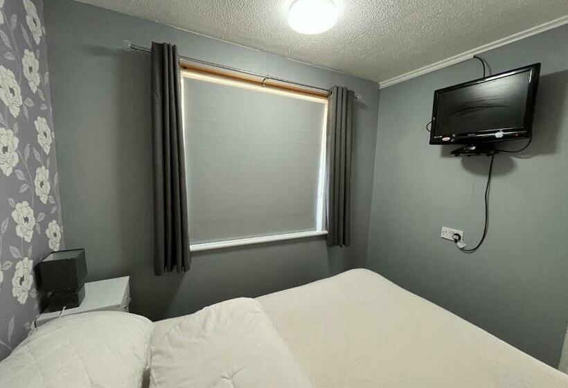 Chalet 319, Hemsby   Two Bed Chalet, Sleeps 5, Pet Friendly, Bed Linen And Towels Included