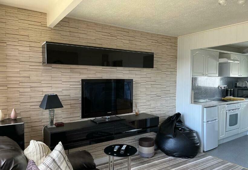 Chalet 319, Hemsby   Two Bed Chalet, Sleeps 5, Pet Friendly, Bed Linen And Towels Included