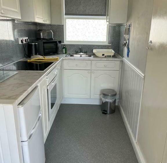Chalet 319, Hemsby   Two Bed Chalet, Sleeps 5, Pet Friendly, Bed Linen And Towels Included